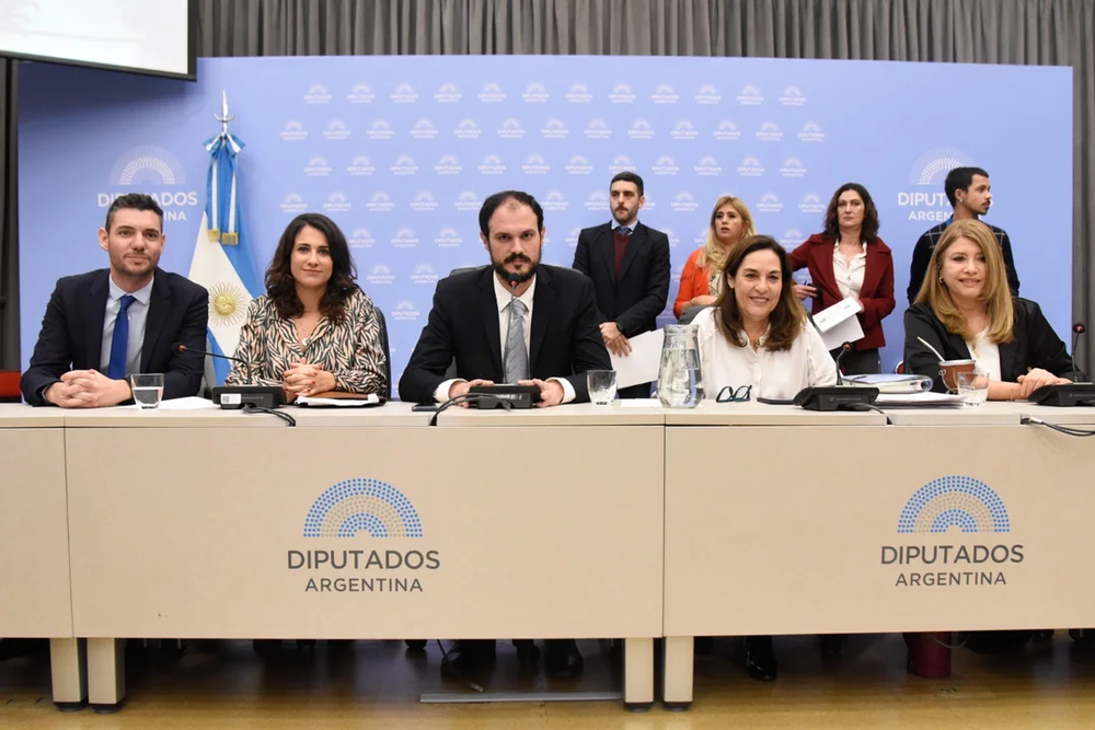 Plenario de tres comisiones para tratar la Ley de Bases en Diputados.