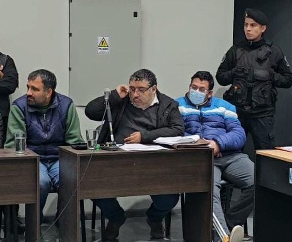 Defensa. Agulles (izquierda), el abogado Pedro Vélez (centro) y Del Campo (derecha).