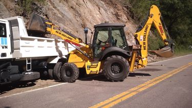 precaucion en la cebila: retiran residuos de derrumbes