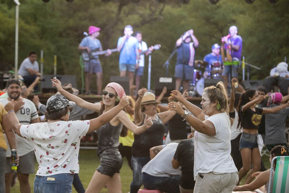 Carnaval. Comenzó a vivirse con música, danza, harina y alegría.