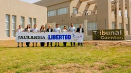 Mensaje. Los libertarios llevaron su slogan al Tribunal de Cuentas.