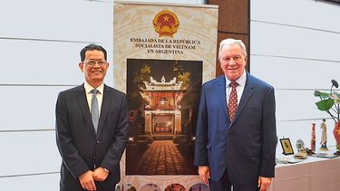 Rubén Dusso junto al embajador de Vietnam