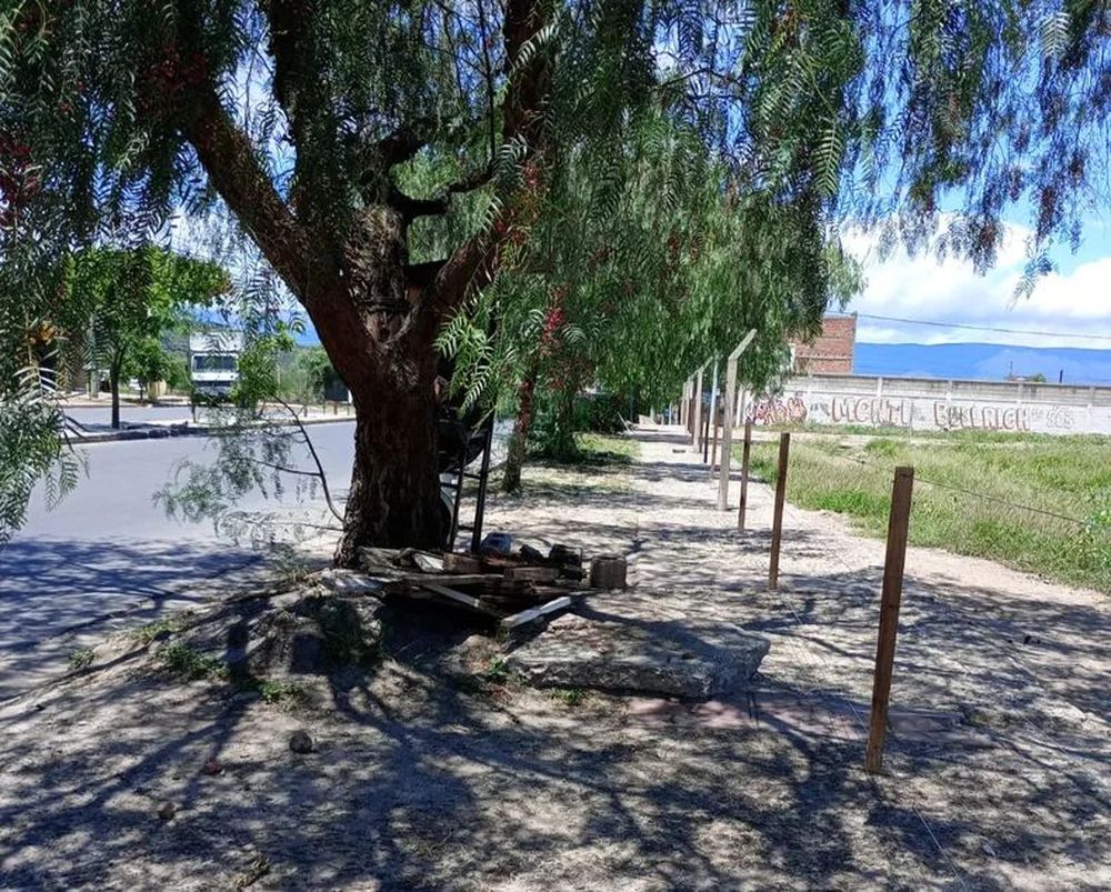 Escombros. El paso se ve afectado para los vecinos de la zona.