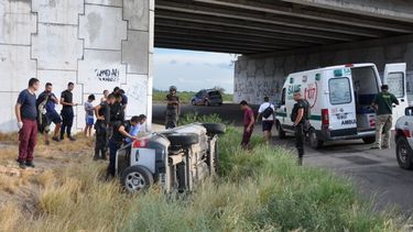 Camioneta volcó al ingreso de la circunvalación