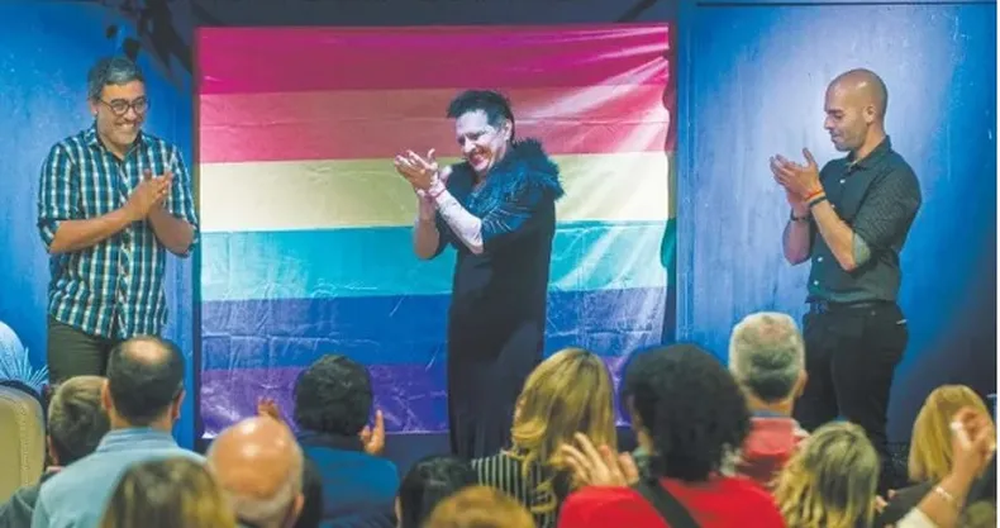 “Tengo tetas, tengo pito y talento” escrita y dirigida por Lucas Salas.