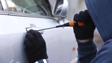 Lo atraparon infraganti en el interior de un automóvil