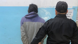 Detuvieron a un hombre tras atacar con un cuchillo en plaza 25 de Mayo Detuvieron a un hombre tras atacar con un cuchillo en plaza 25 de Mayo