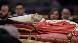 Más de 100.000 fieles despedirán a Benedicto XVI