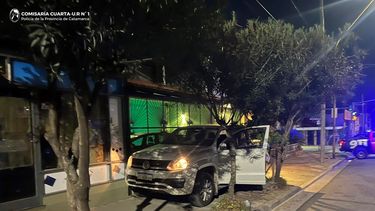 murio al volante y su camioneta termino incrustada en un cantero sobre avenida illia