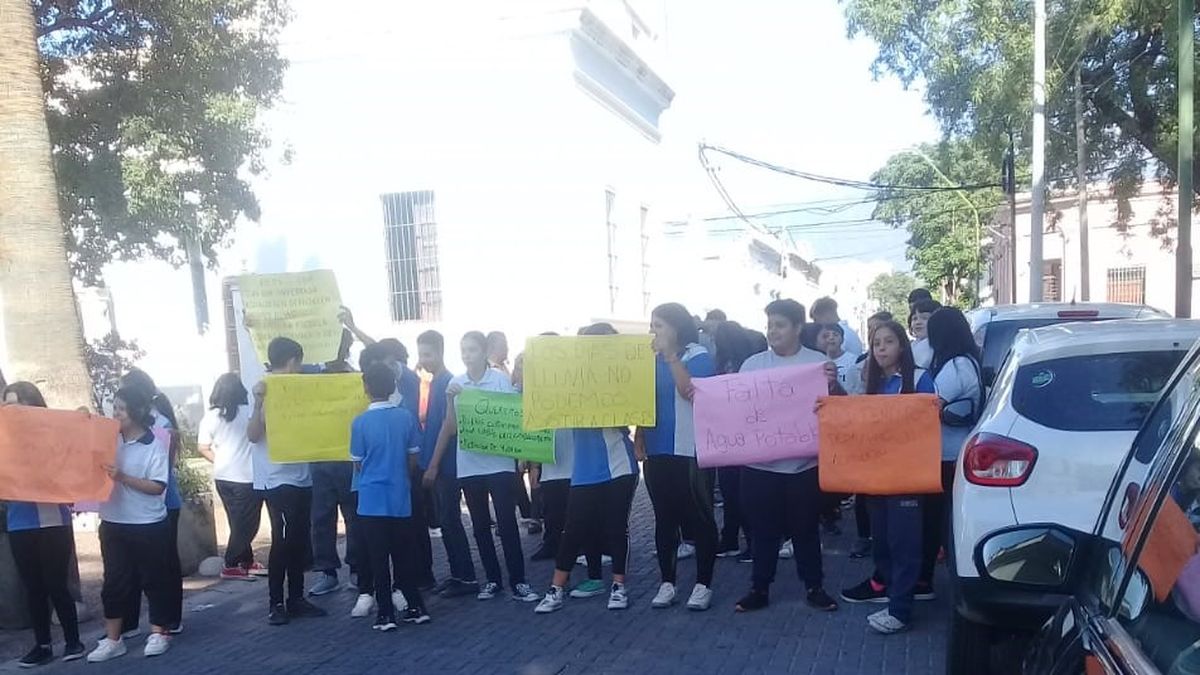 Alumnos de la ESAE N°4 cortaron la calle reclamando mejoras edilicias