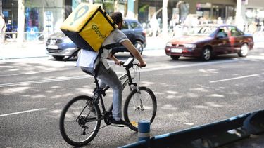 Balean a un repartidor de Glovo que esperaba para hacer la entrega