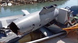Parte de un drone sobre un bote en la isla de Ormuz, del lado iraní Parte de un drone sobre un bote en la isla de Ormuz, del lado iraní