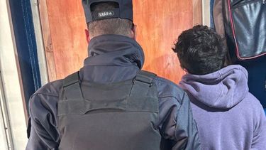 detuvieron a un joven tras intentar agredir a su madre y huir de la policia