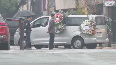 Dolor. Familiares y amigos despidieron los restos de Agostina Vega en el cementerio Los Álamos.