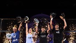 Campeones. Las parejas con los trofeos obtenidos en Dubái. Campeones. Las parejas con los trofeos obtenidos en Dubái.