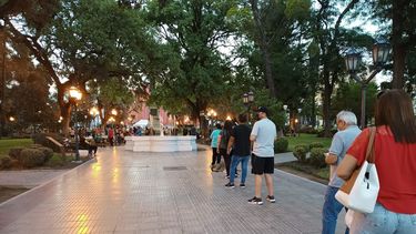 Masivo. Gran cantidad de público asistió al nodo de vacunación libre que se instaló en la plaza.