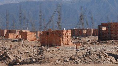 valle chico: admiten cierto atraso en la construccion de viviendas