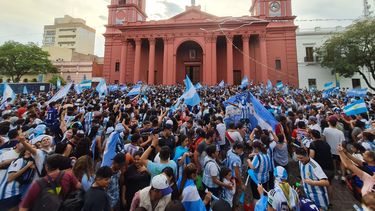 festejos en la plaza 25 de mayo por el triunfo de la argentina