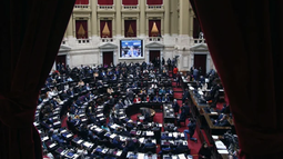 En medio de gritos sesiona la Cámara de Diputados para tratar el DNU sobre el FMI