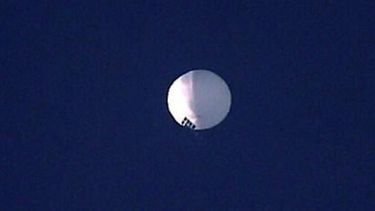 Estados Unidos derribó el globo chino y ahora va tras los restos