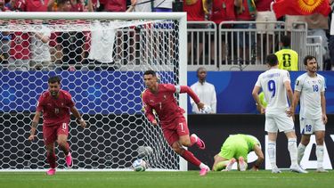 Implacable. CR7 dijo presente dos veces en la red, logró nuevos récords y colaboró al éxito de Portugal.