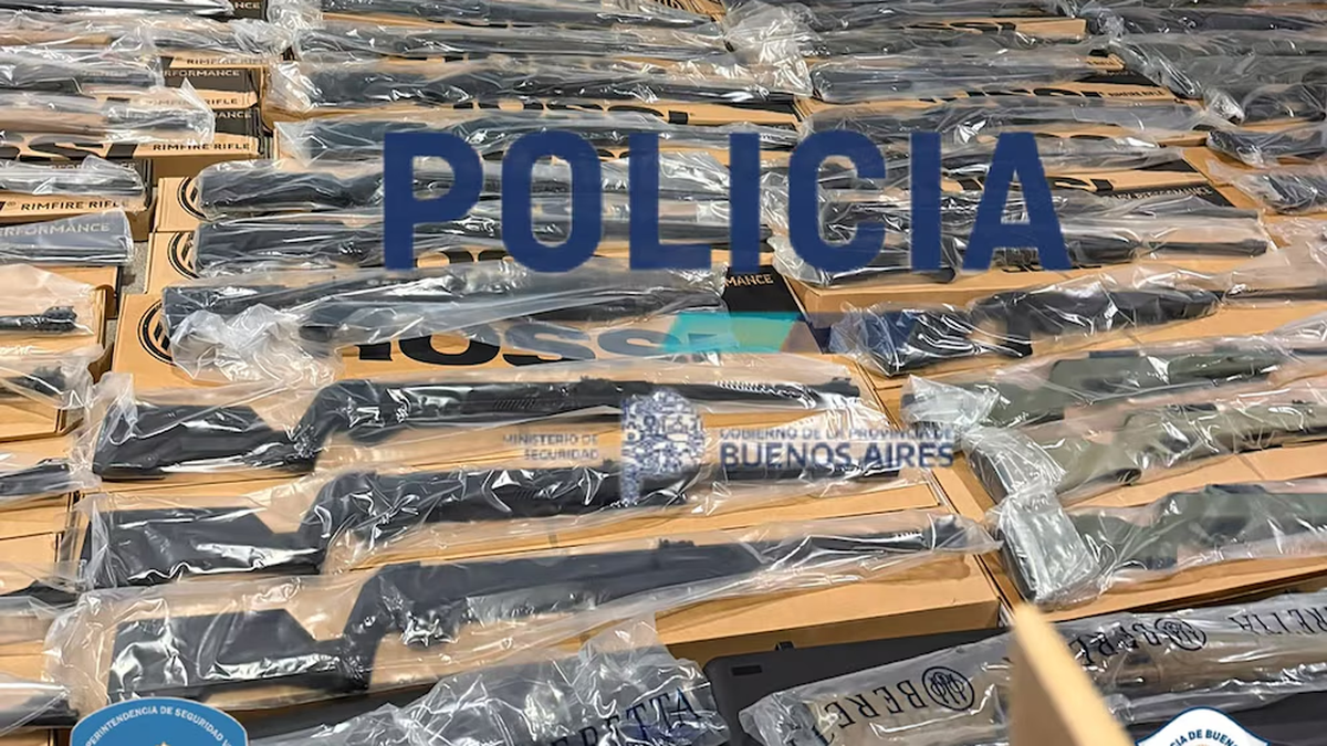 Detuvieron a un hombre que portaba 131 armas de guerra nuevas