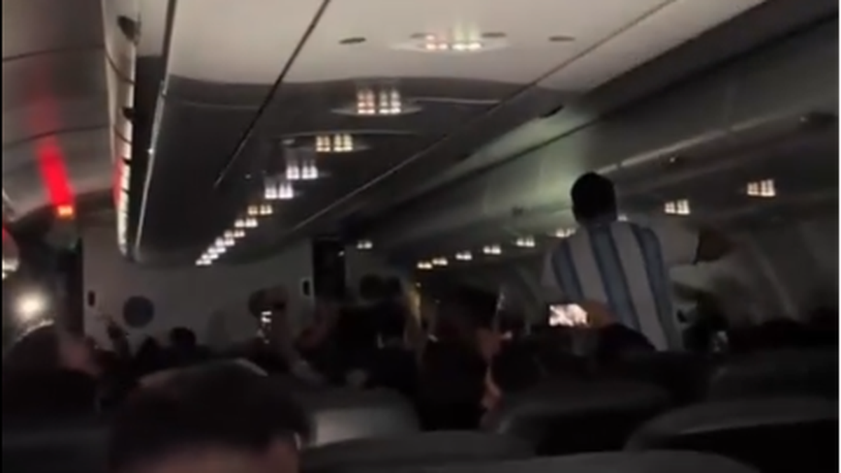 Piloto español hizo creer a pasajeros argentinos que habían ganado el Mundial y el video se volvió viral