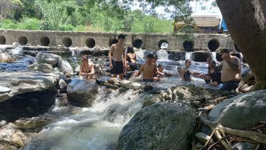 Refugio.la gente buscó refrescarse en el camping municipal, Rio del Tala.