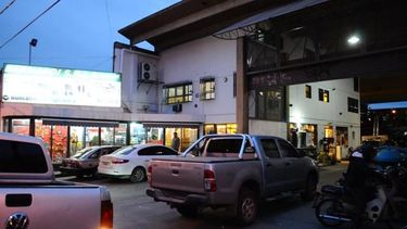 Quiso entrar a robar a un local haciendo un boquete y lo arrestaron