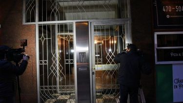 Encuentran degollada a una mujer en su departamento