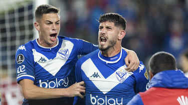 velez gano sobre la hora y sigue con vida