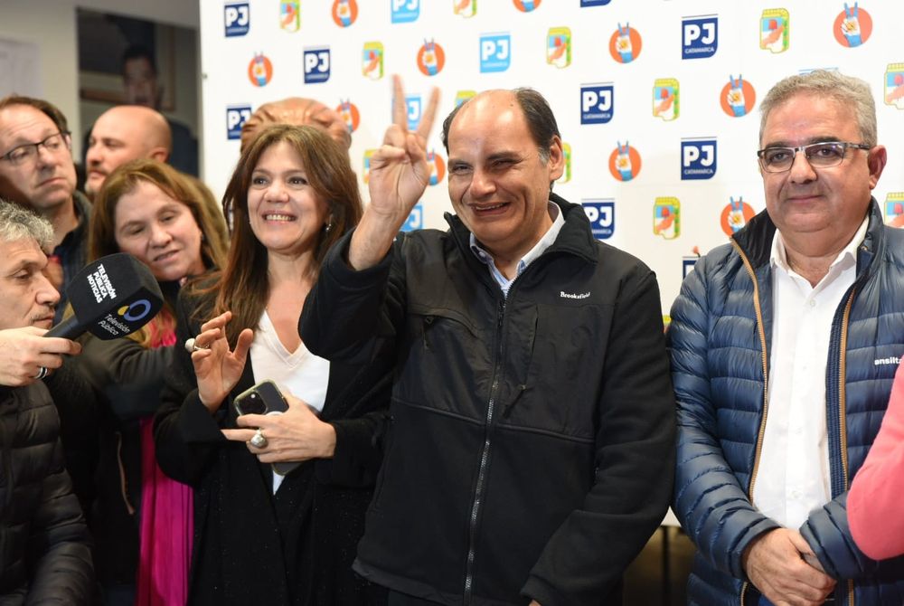 Victorioso. El intendente Saadi llegó en el inicio de los festejos a la sede del PJ, pasadas las 22.
