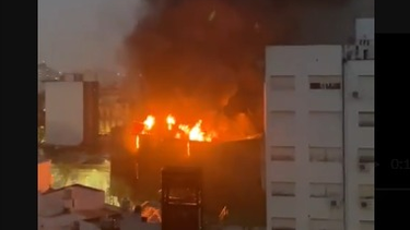 voraz incendio en un deposito de la plata: colapso el frente del edificio