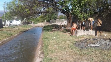 Peligro: niños se bañan en el canal en Polcos