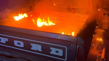 Se incendió una camioneta en pleno centro