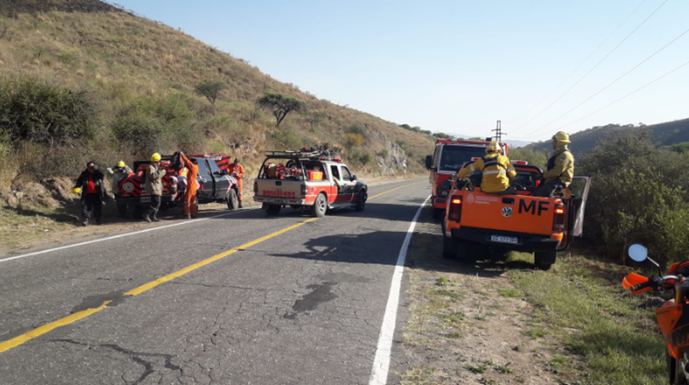 Continúan las tareas para combatir los incendios en las sierras de Ambato