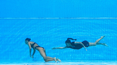 La entrenadora rescató a la nadadora. Momento dramático.&nbsp;