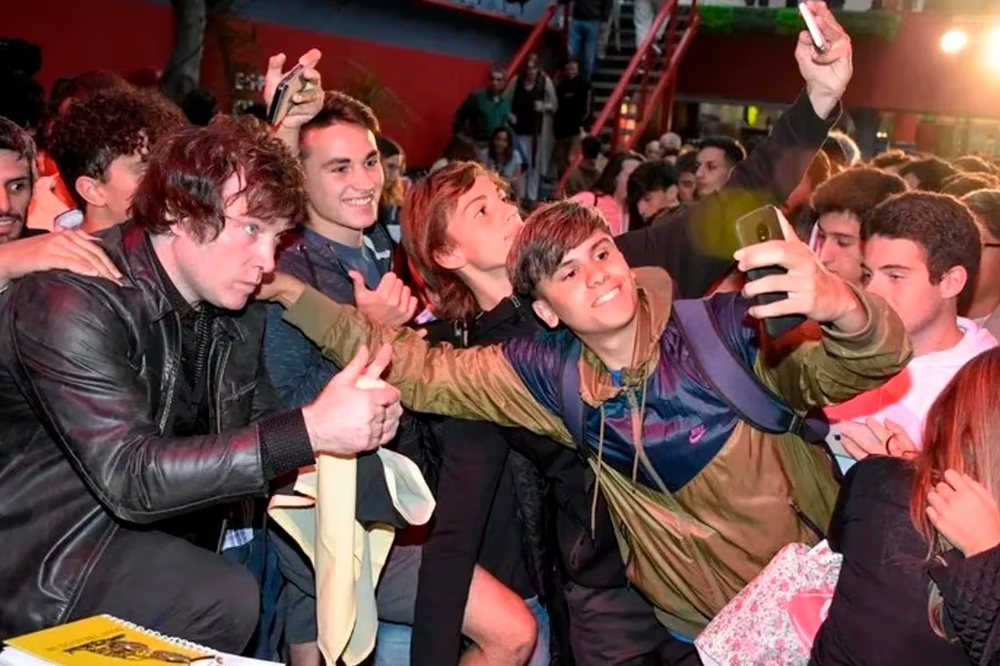 Se distancia el vínculo de Milei con los jóvenes: la confianza en su Gobierno cayó 23%