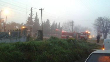 tren arrollo un auto y murieron dos personas