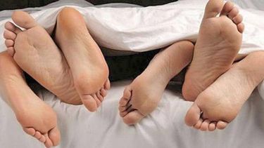Mujer irrumpe en un motel, frustra noche hot de su ex y le destroza el auto a palos