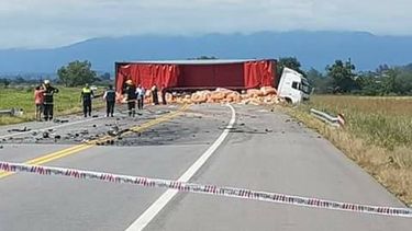 muerte y saqueo tras el choque de un camion y un auto