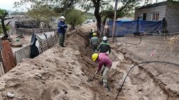 Se inició la obra para mejorar el servicio de agua potable en el barrio Mi Gauchito