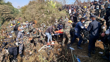 Cayó un avión con 72 personas a bordo en Nepal: un argentino viajaba en la aeronave