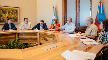 El gobernador Jalil encabezó la reunión con legisladores, intendentes y empresarios para definir los detalles del proyecto.