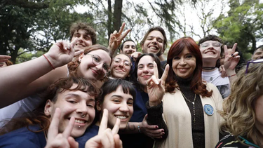 cristina kirchner se reunio con estudiantes de la una que protestaron con un baile contra el ajuste