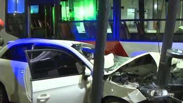 Violento choque entre colectivo y auto