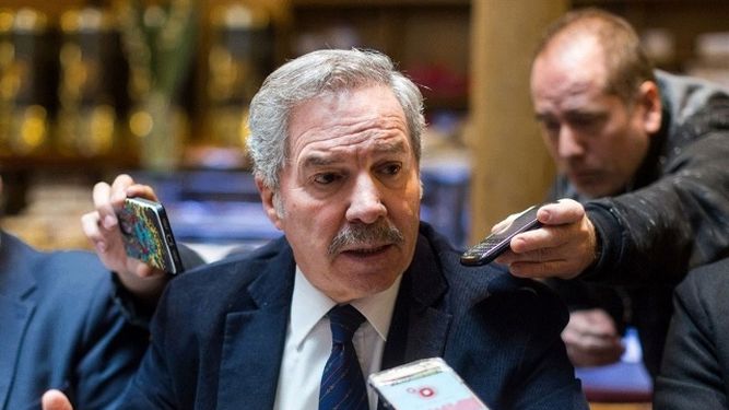 Solá dio 35 claves contra la crisis