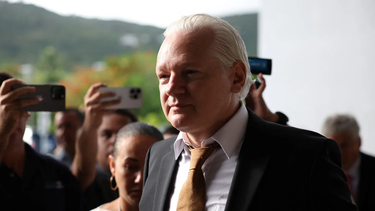 assange: estoy libre porque me declare culpable de periodismo
