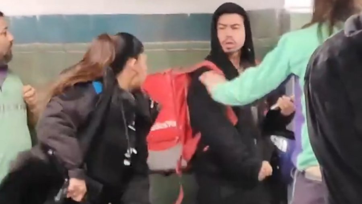 Video: una policía porteña golpeó a un repartidor en el subte