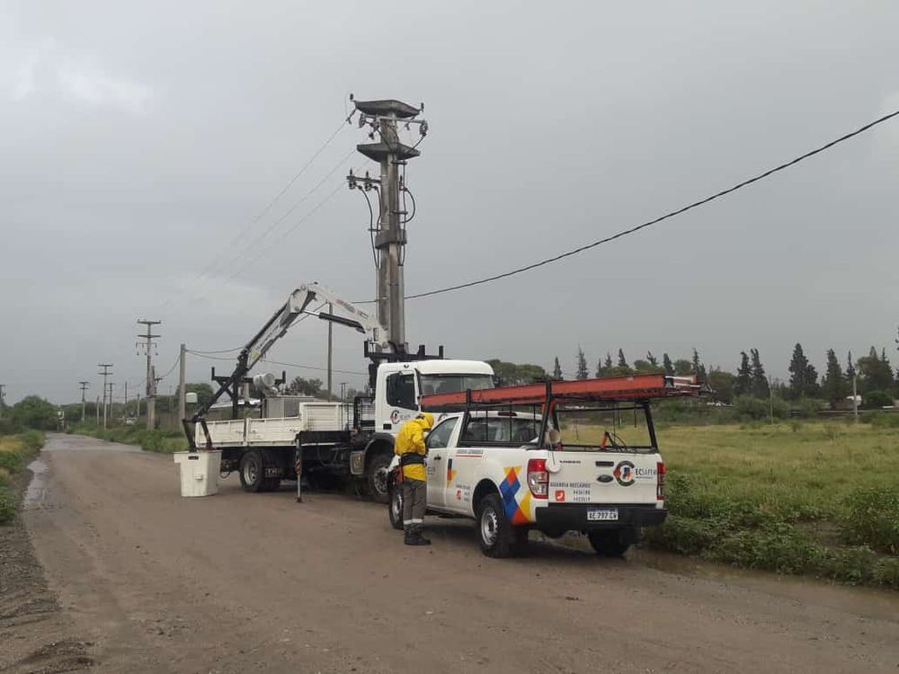 Operarios respondiendo a falla en distribuidor de Pozo el Mistol, que afectó el servicio en Valle Viejo